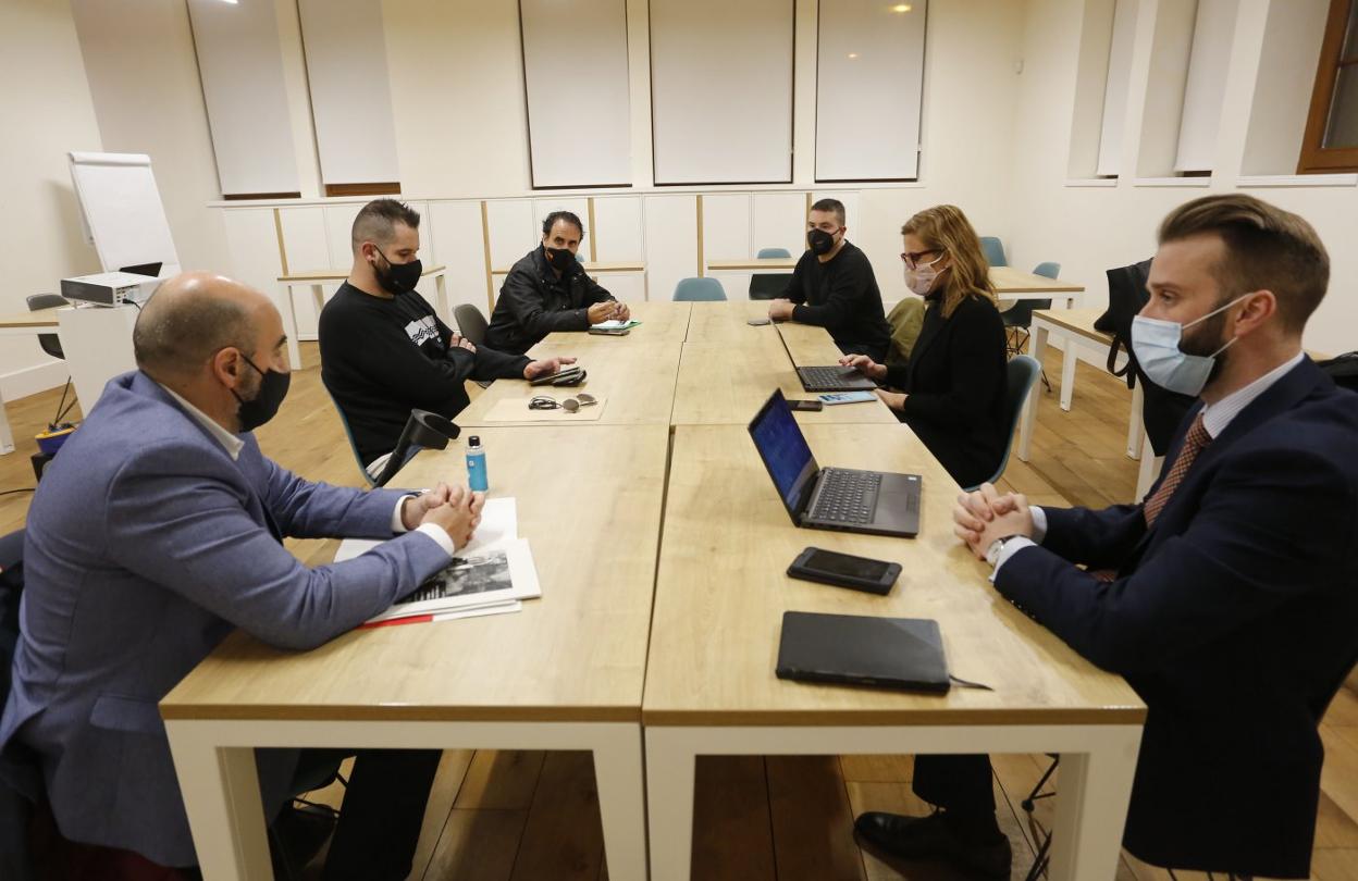 Hosteleros y autoridades municipales mantuvieron ayer una reunión. 