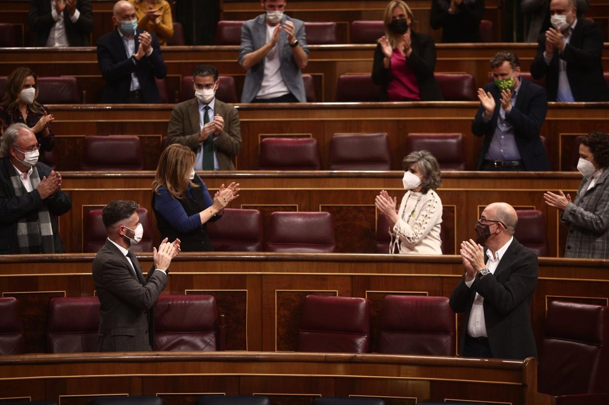 Los socialistas aplauden en el pleno del Congreso a la patrocinadora del proyecto, la exministra de Sanidad María Luisa Carcedo. 