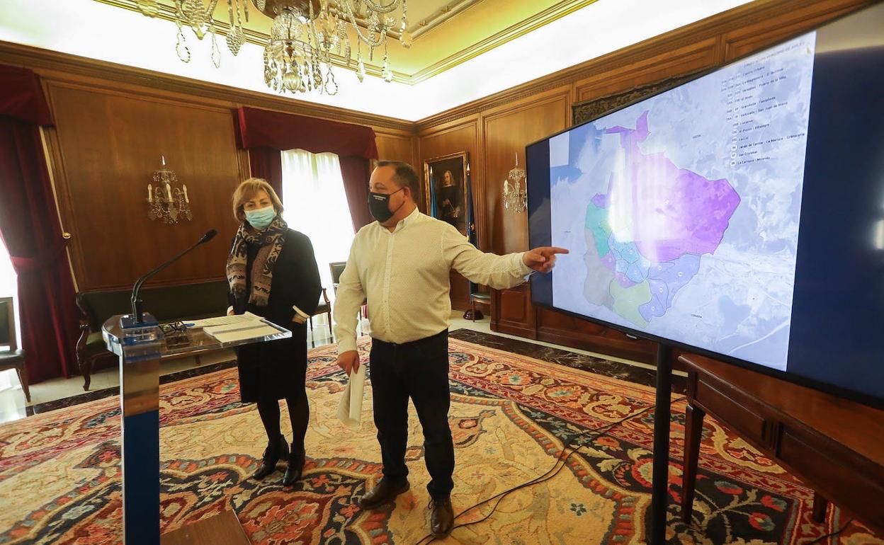 Mariví Monteserín y Pelayo García en la presentación del plan de movilidad. 