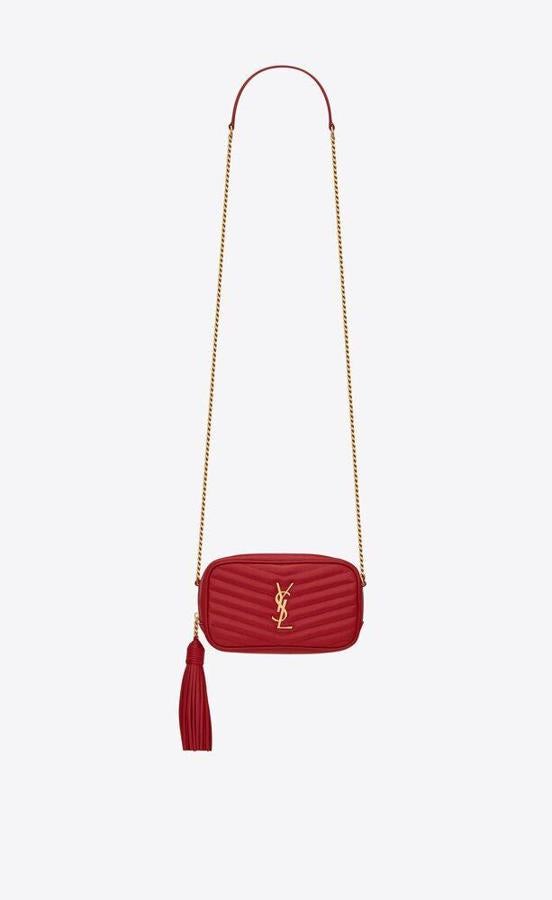 Bolso mini de piel acolchada y repujada de YSL (995 euros).