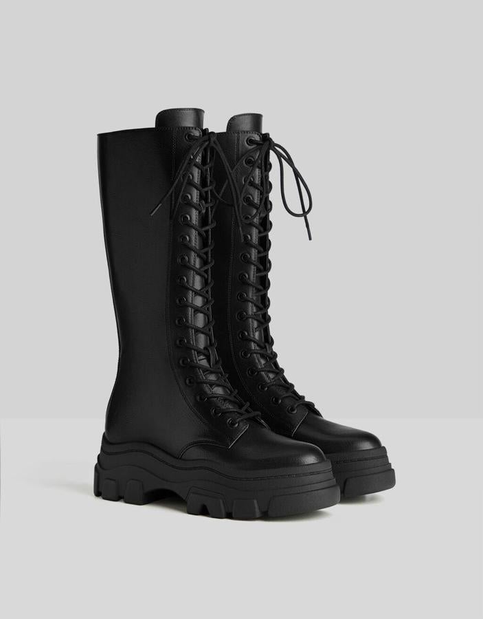 Bota acordonada con suela track de Bershka (49,99 euros).