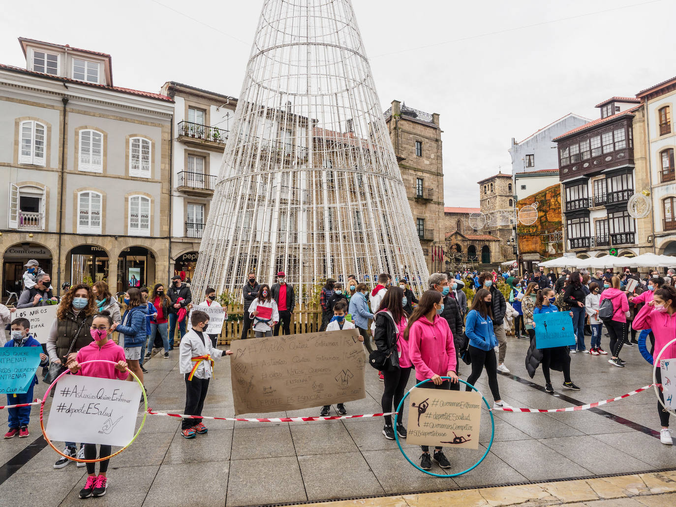 Deportistas y técnicos salen a la calle en Gijón, Oviedo, Avilés, Langreo y Llanes y piden que los jóvenes puedan competir.