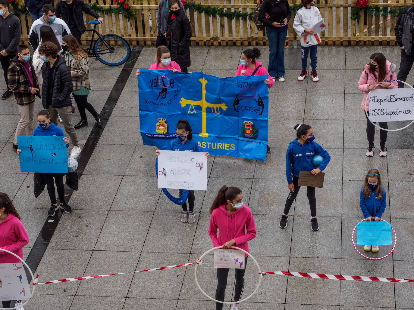 Deportistas y técnicos salen a la calle en Gijón, Oviedo, Avilés, Langreo y Llanes y piden que los jóvenes puedan competir.