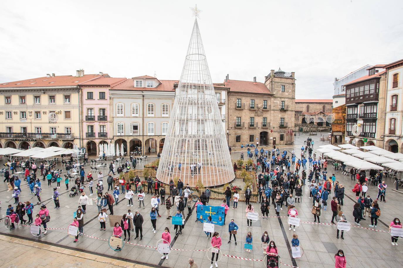 Deportistas y técnicos salen a la calle en Gijón, Oviedo, Avilés, Langreo y Llanes y piden que los jóvenes puedan competir.