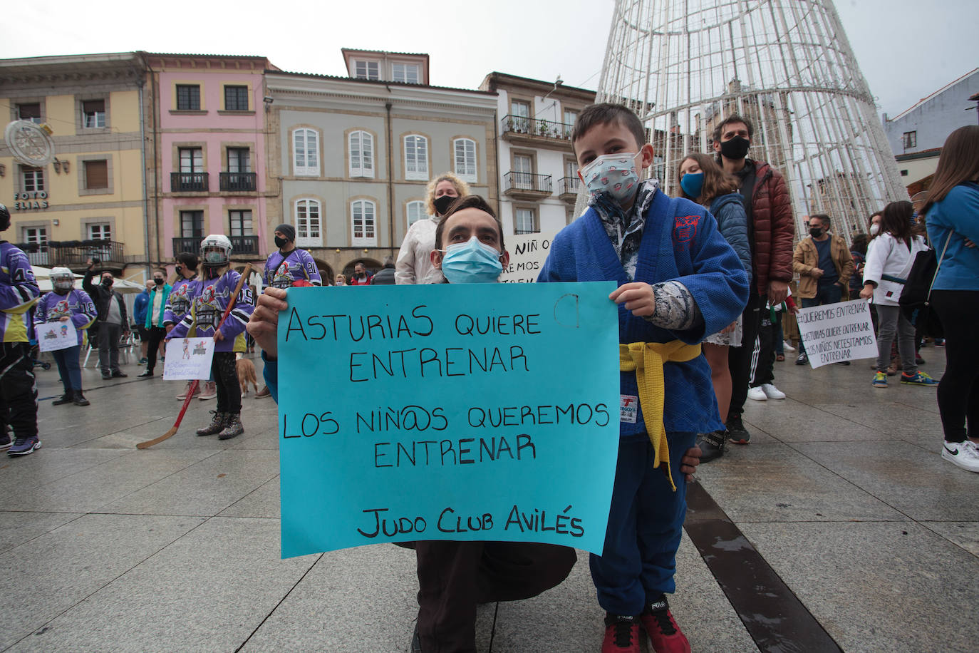 Deportistas y técnicos salen a la calle en Gijón, Oviedo, Avilés, Langreo y Llanes y piden que los jóvenes puedan competir.