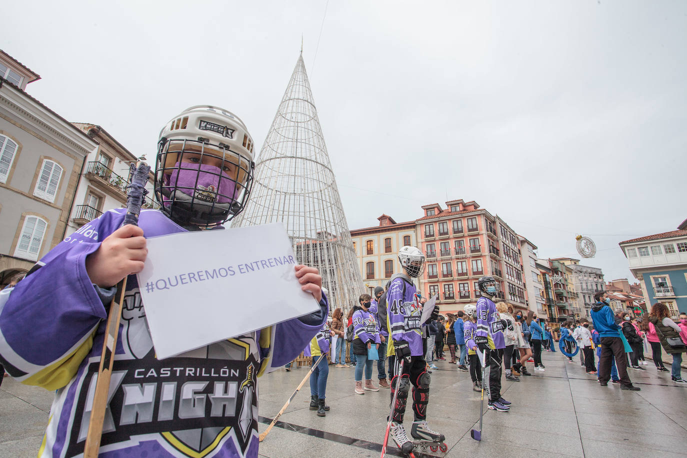 Deportistas y técnicos salen a la calle en Gijón, Oviedo, Avilés, Langreo y Llanes y piden que los jóvenes puedan competir.