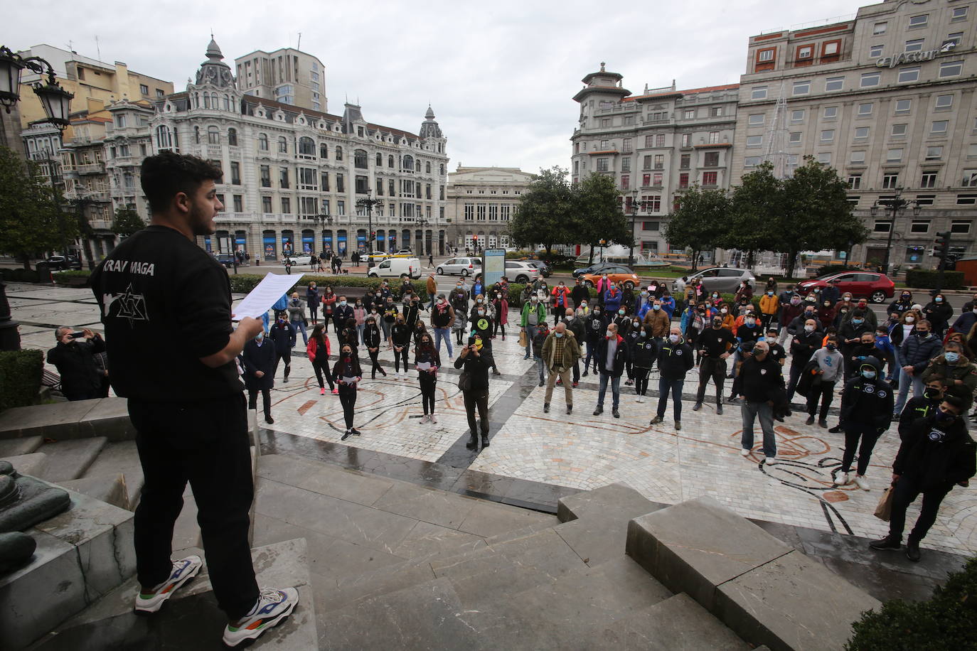 Deportistas y técnicos salen a la calle en Gijón, Oviedo, Avilés, Langreo y Llanes y piden que los jóvenes puedan competir.