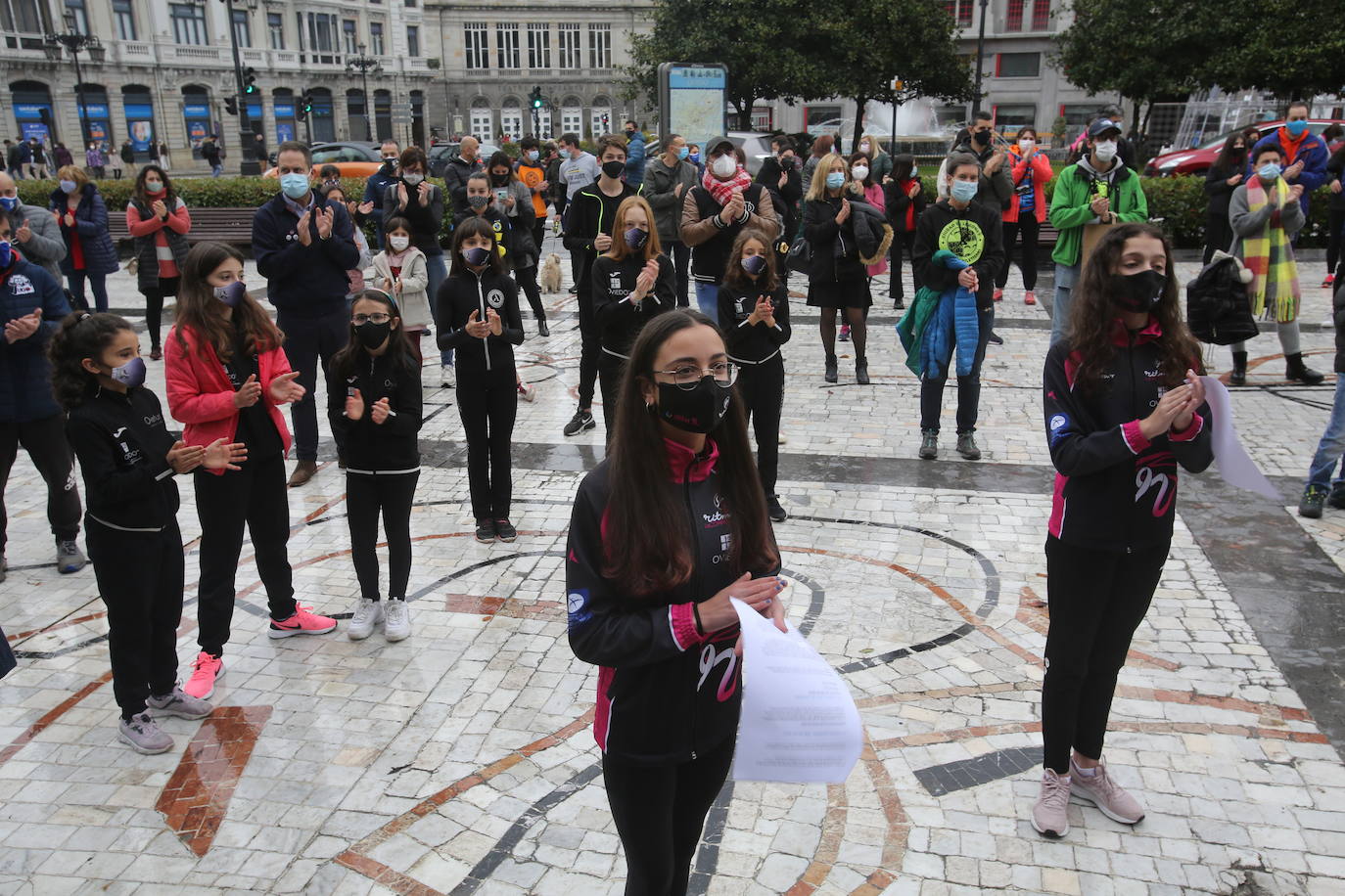 Deportistas y técnicos salen a la calle en Gijón, Oviedo, Avilés, Langreo y Llanes y piden que los jóvenes puedan competir.