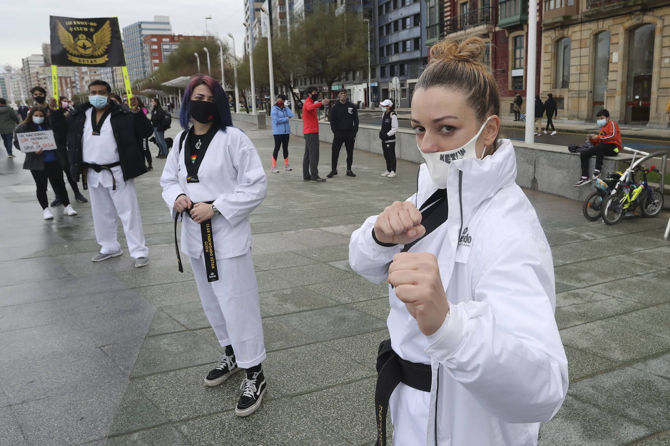 Deportistas y técnicos salen a la calle en Gijón, Oviedo, Avilés, Langreo y Llanes y piden que los jóvenes puedan competir.