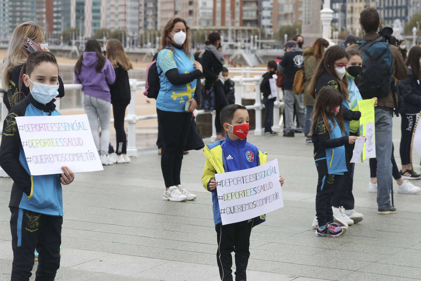 Deportistas y técnicos salen a la calle en Gijón, Oviedo, Avilés, Langreo y Llanes y piden que los jóvenes puedan competir.