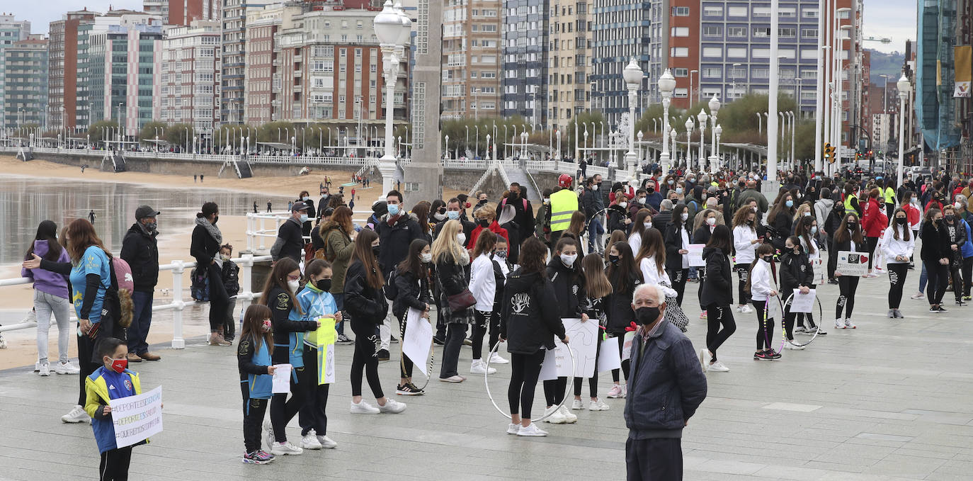 Deportistas y técnicos salen a la calle en Gijón, Oviedo, Avilés, Langreo y Llanes y piden que los jóvenes puedan competir.