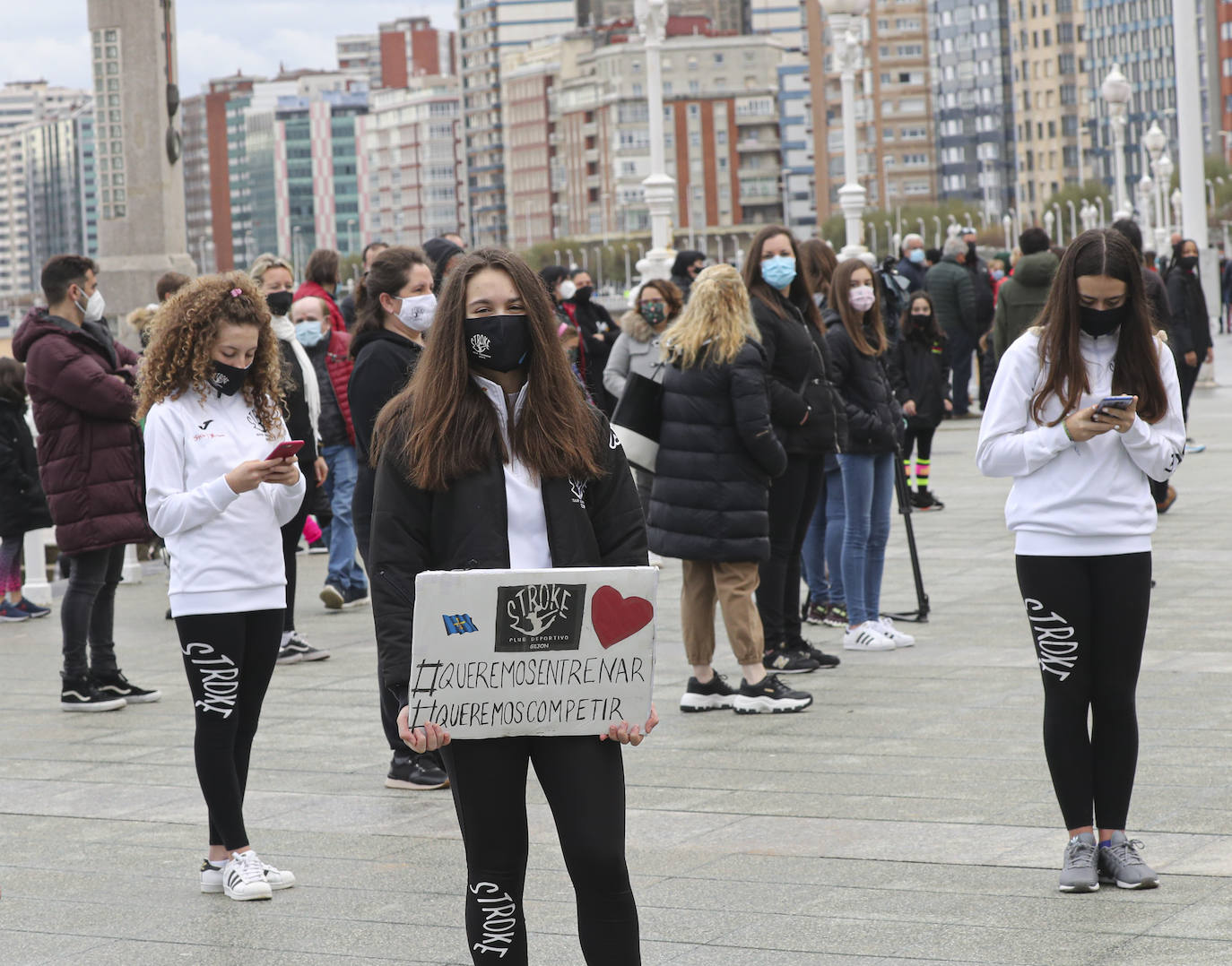 Deportistas y técnicos salen a la calle en Gijón, Oviedo, Avilés, Langreo y Llanes y piden que los jóvenes puedan competir.