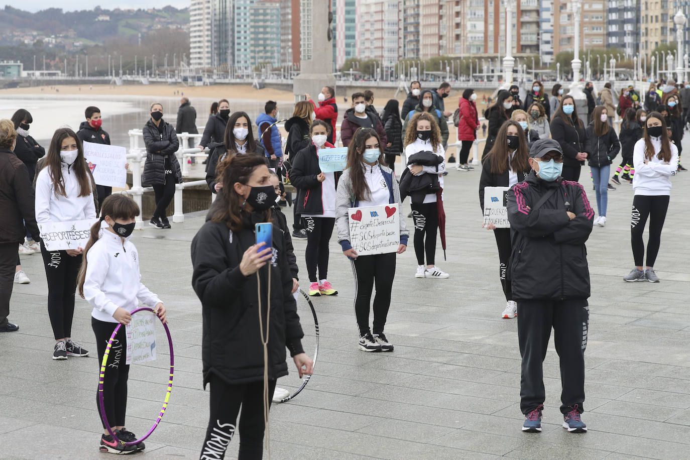 Deportistas y técnicos salen a la calle en Gijón, Oviedo, Avilés, Langreo y Llanes y piden que los jóvenes puedan competir.