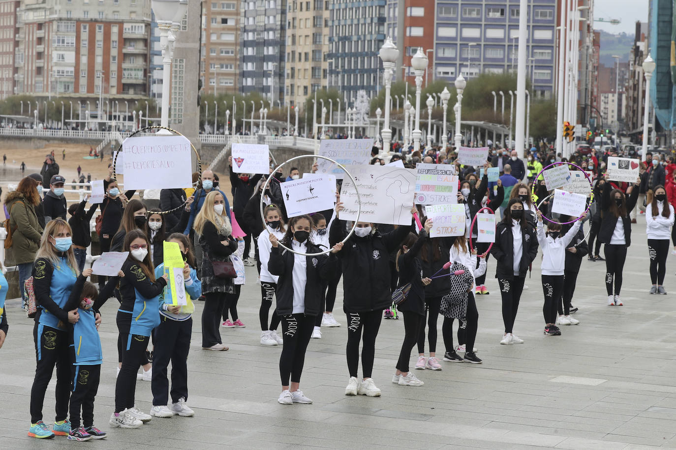 Deportistas y técnicos salen a la calle en Gijón, Oviedo, Avilés, Langreo y Llanes y piden que los jóvenes puedan competir.