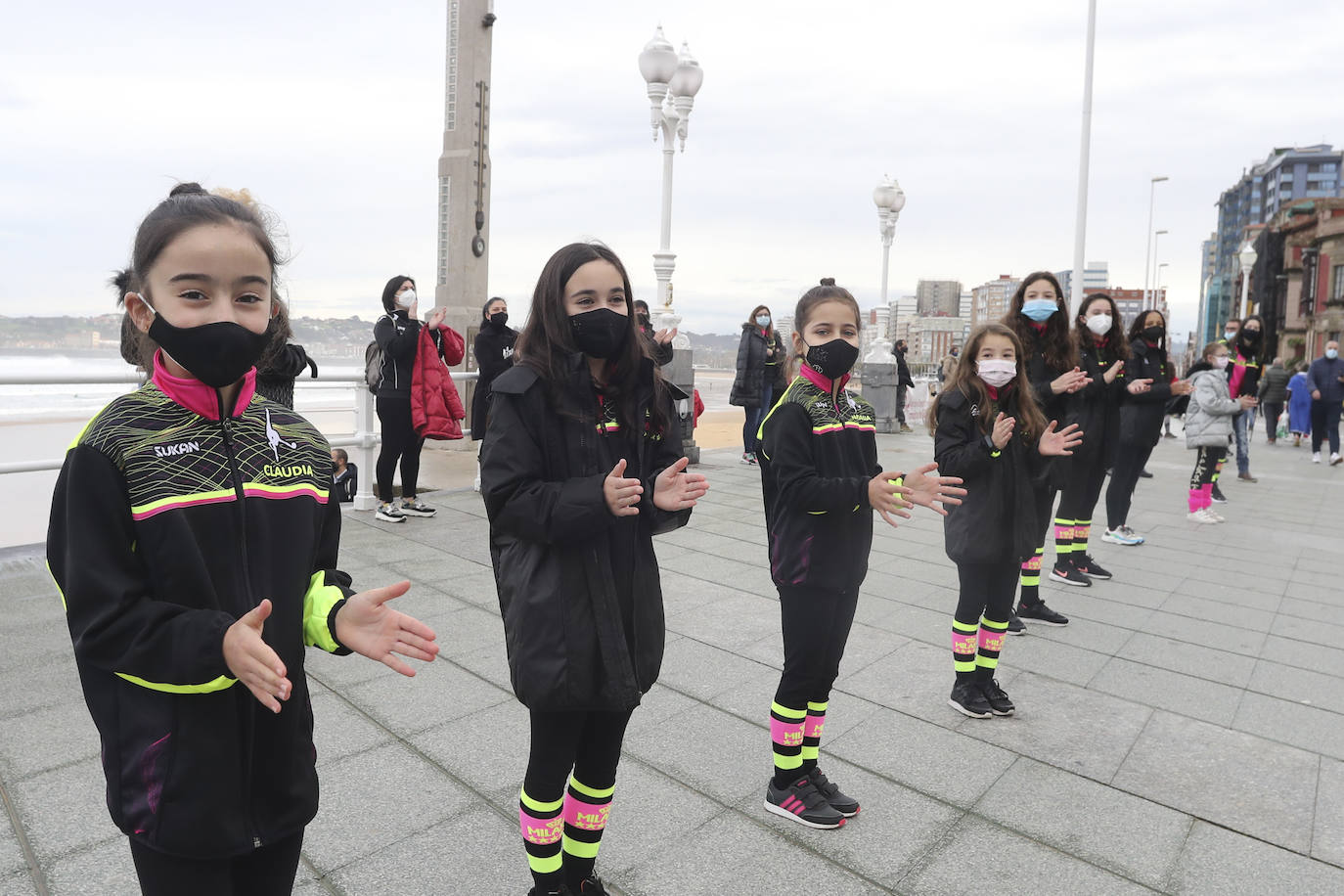 Deportistas y técnicos salen a la calle en Gijón, Oviedo, Avilés, Langreo y Llanes y piden que los jóvenes puedan competir.