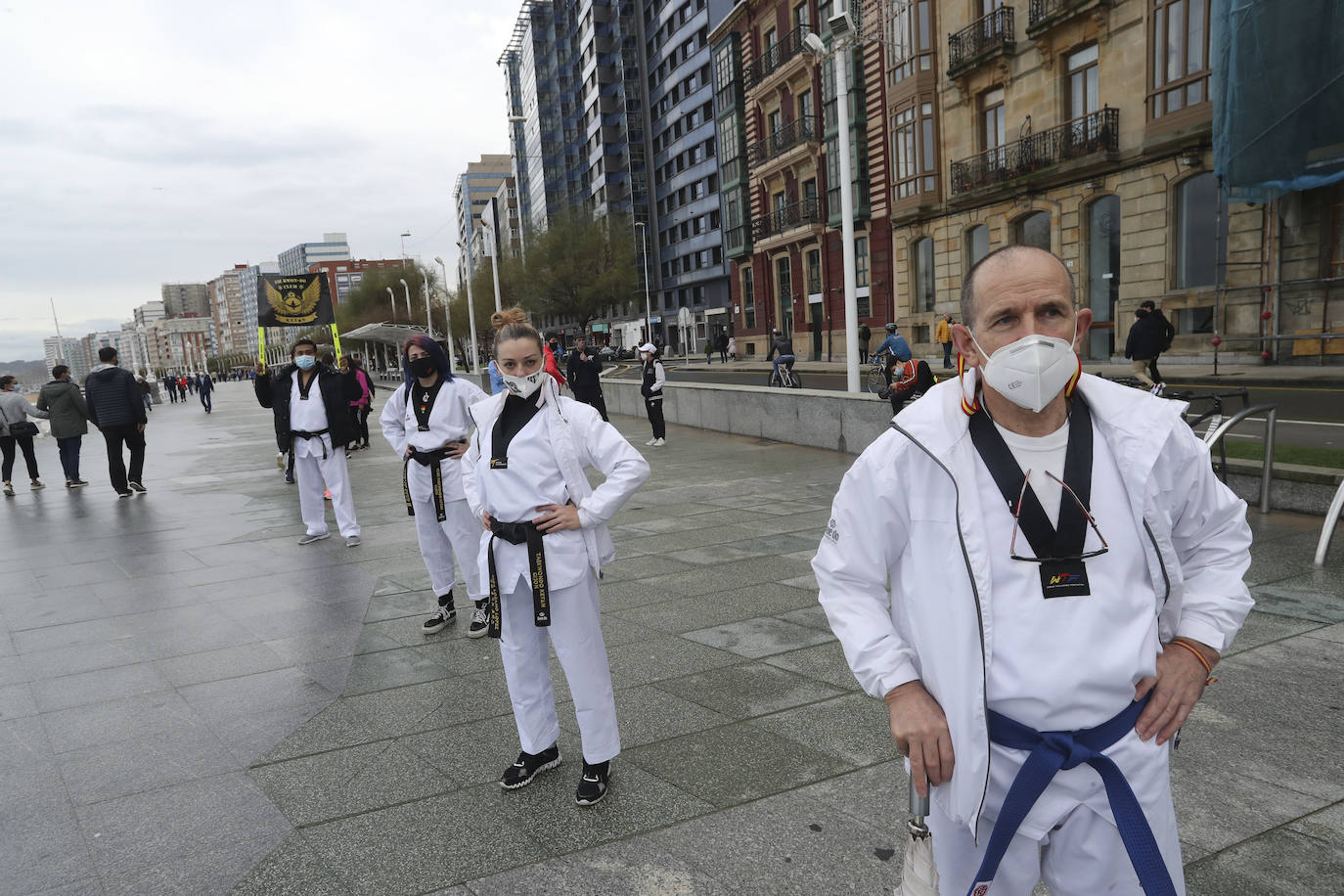 Deportistas y técnicos salen a la calle en Gijón, Oviedo, Avilés, Langreo y Llanes y piden que los jóvenes puedan competir.