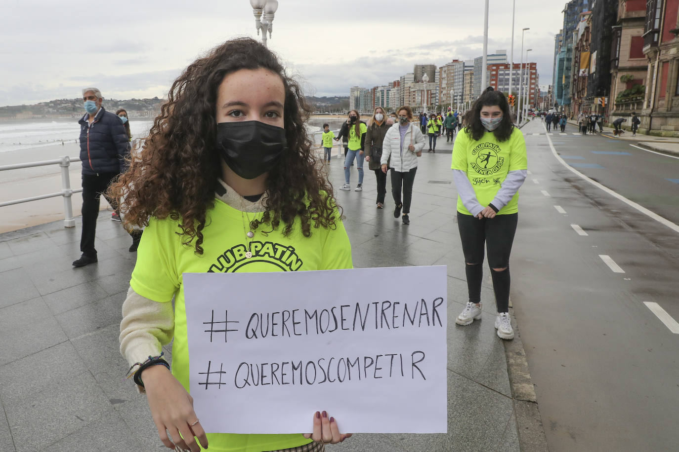 Deportistas y técnicos salen a la calle en Gijón, Oviedo, Avilés, Langreo y Llanes y piden que los jóvenes puedan competir.