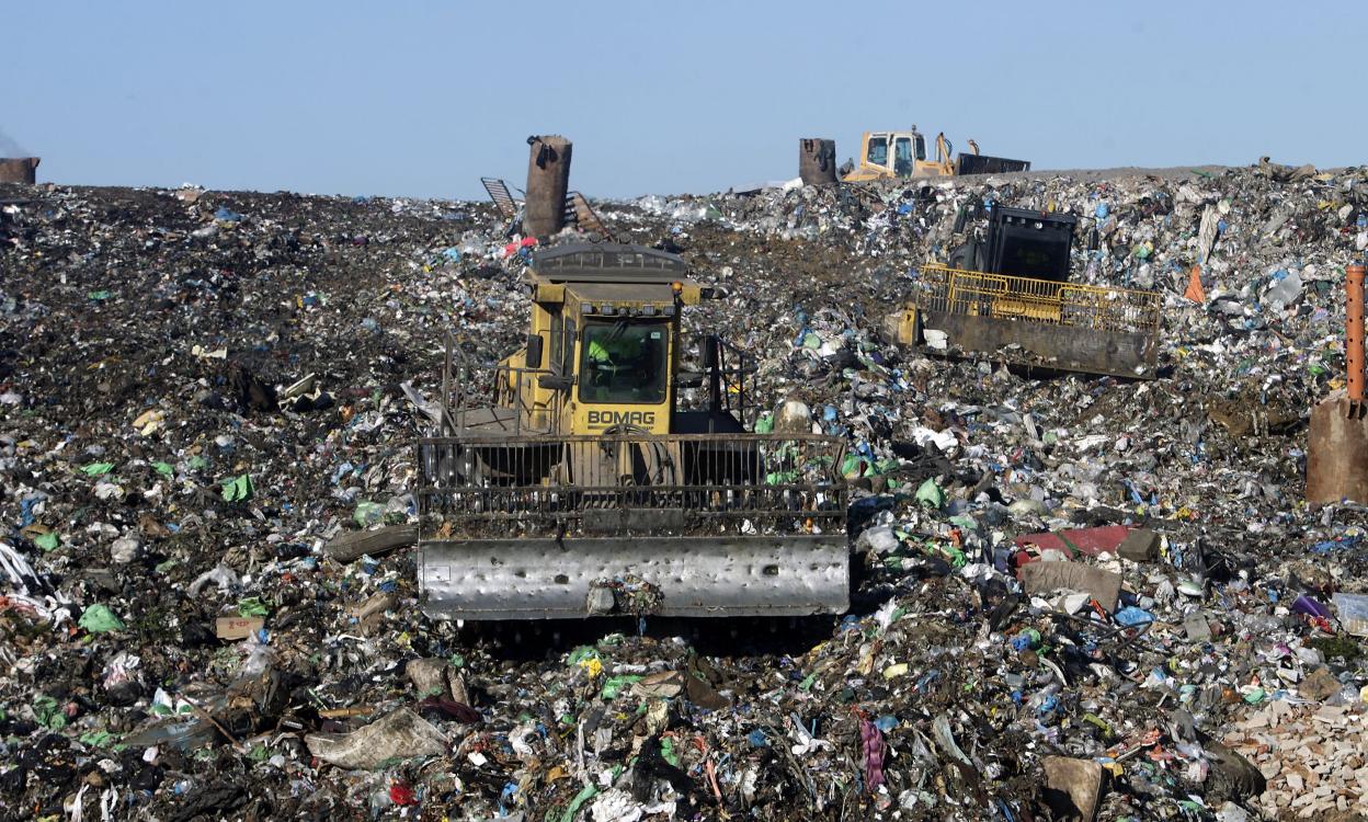 Maquinaria apilando basura en el vertedero central de Cogersa. 