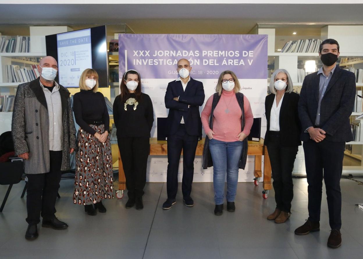 Varios de los premiados en la XXX edición de los Premios de Investigación e Innovación del Área Sanitaria V. Por la izquierda, Juan Fernández Miranda, Silvia Díaz, Sonia González, Rodrigo Gil, Verónica González, María Jesús Entrialgo y Sergio Fernández Pello. 