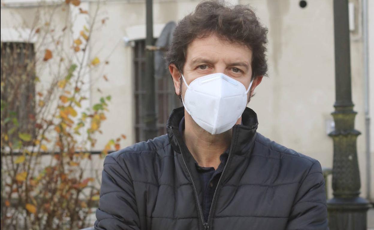 Pablo Coto Casal, frente a la fachada de la Fábrica de Armas.