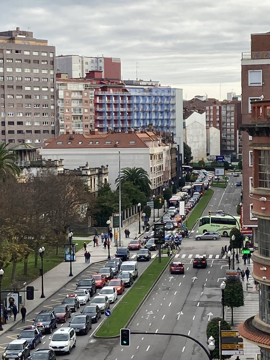 Las manifestaciones de coches recorrieron las calles de Oviedo y Gijón.