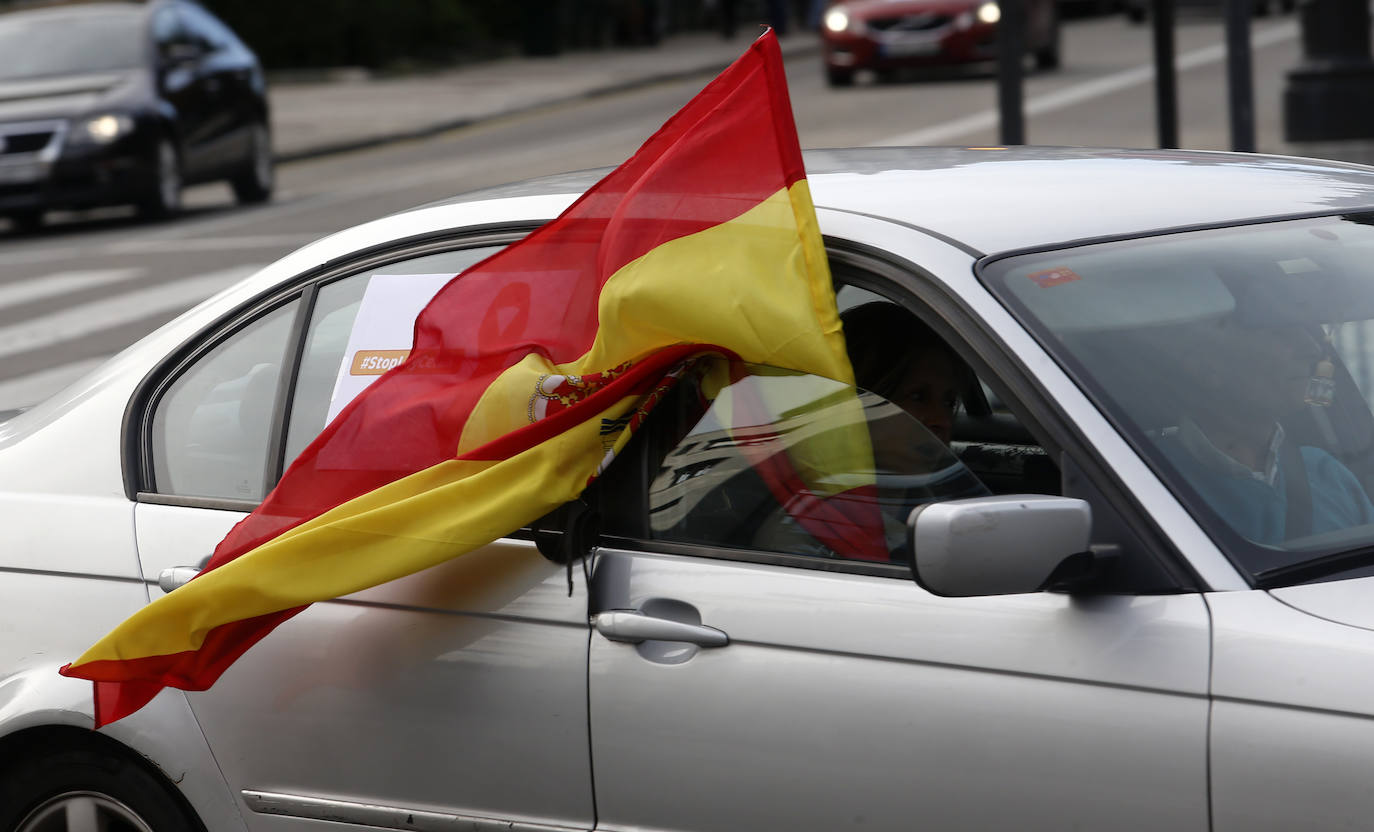 Las manifestaciones de coches recorrieron las calles de Oviedo y Gijón.