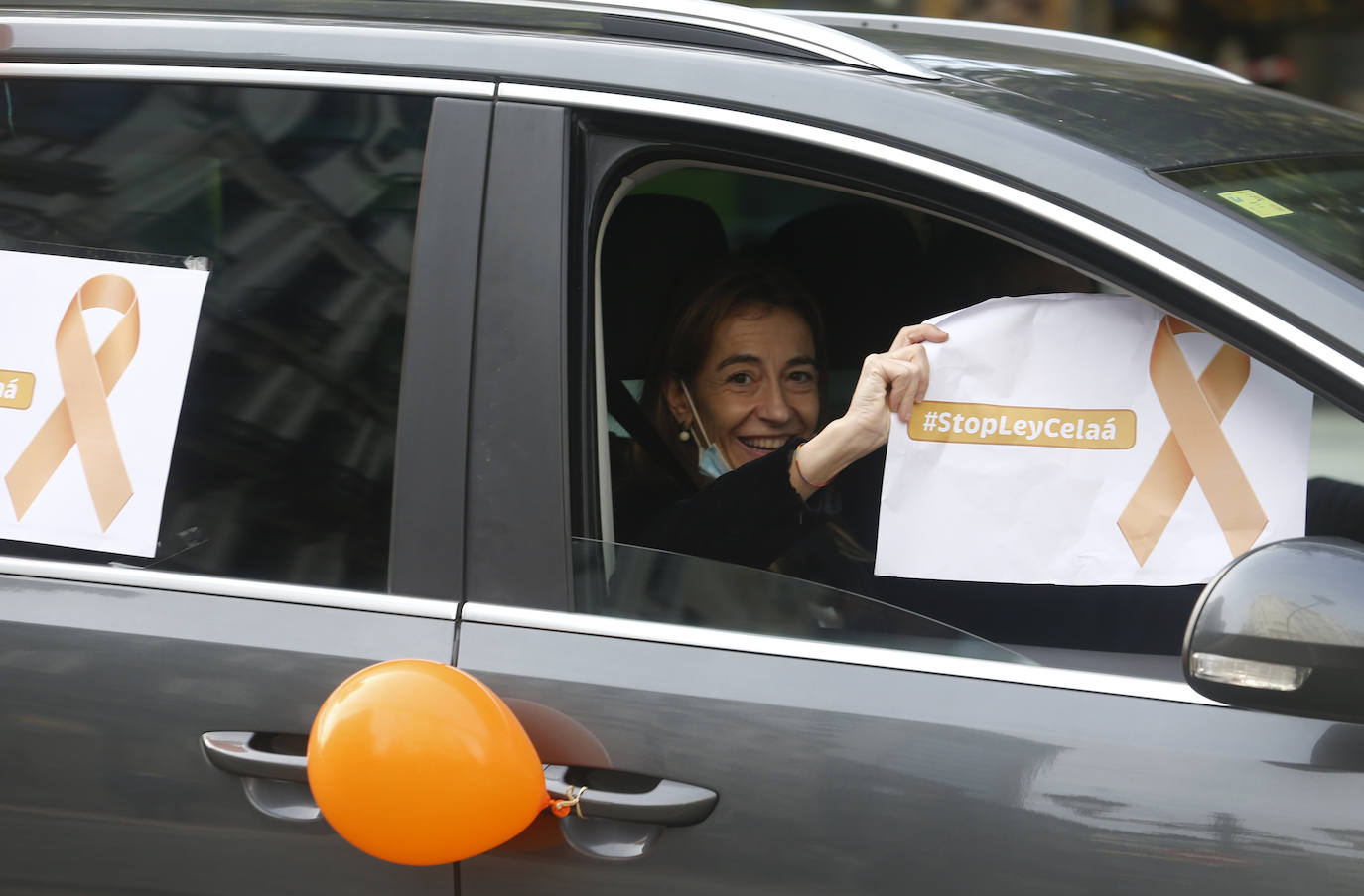 Las manifestaciones de coches recorrieron las calles de Oviedo y Gijón.