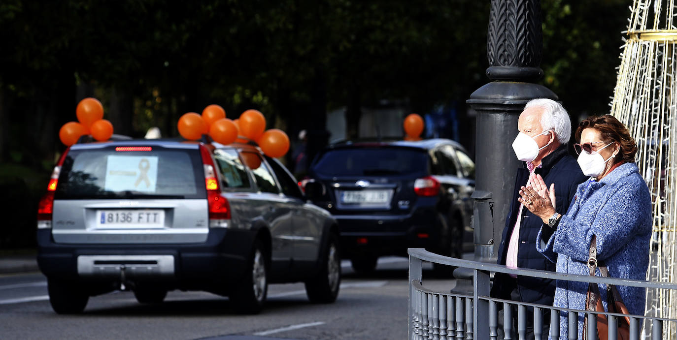 Las manifestaciones de coches recorrieron las calles de Oviedo y Gijón.