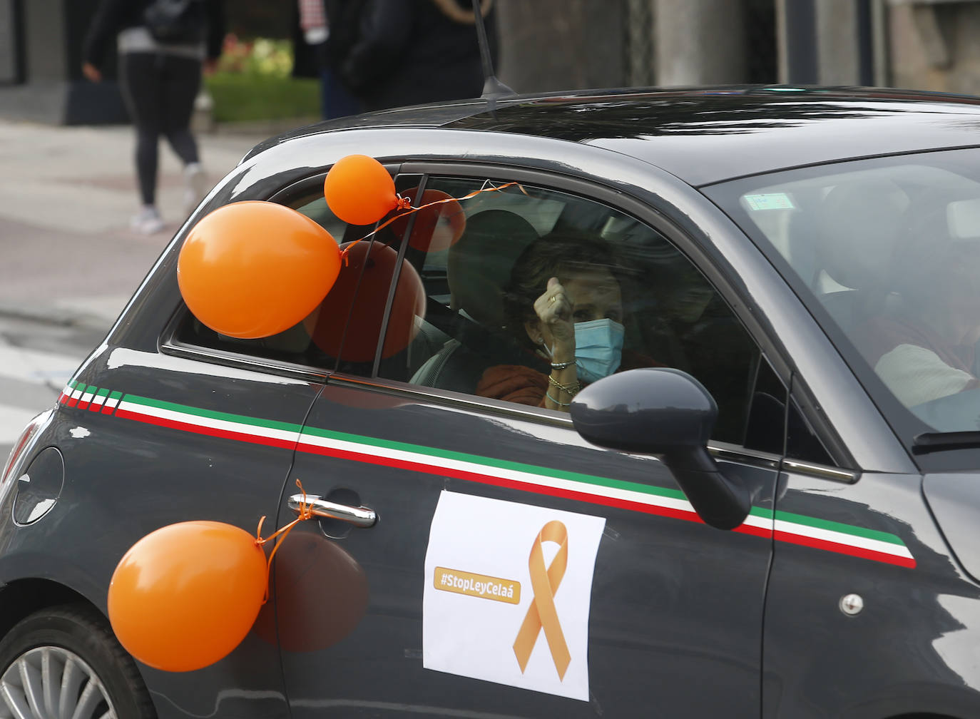 Las manifestaciones de coches recorrieron las calles de Oviedo y Gijón.