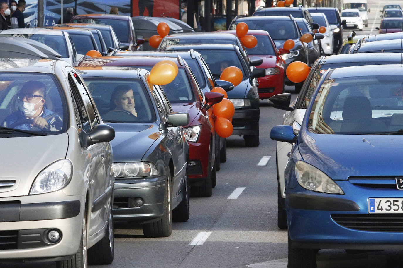 Las manifestaciones de coches recorrieron las calles de Oviedo y Gijón.