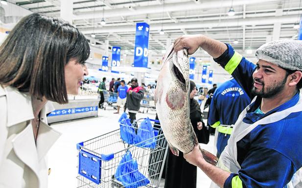 Dubái. Cristina Mitre hace la compra en un mercado dubaití.