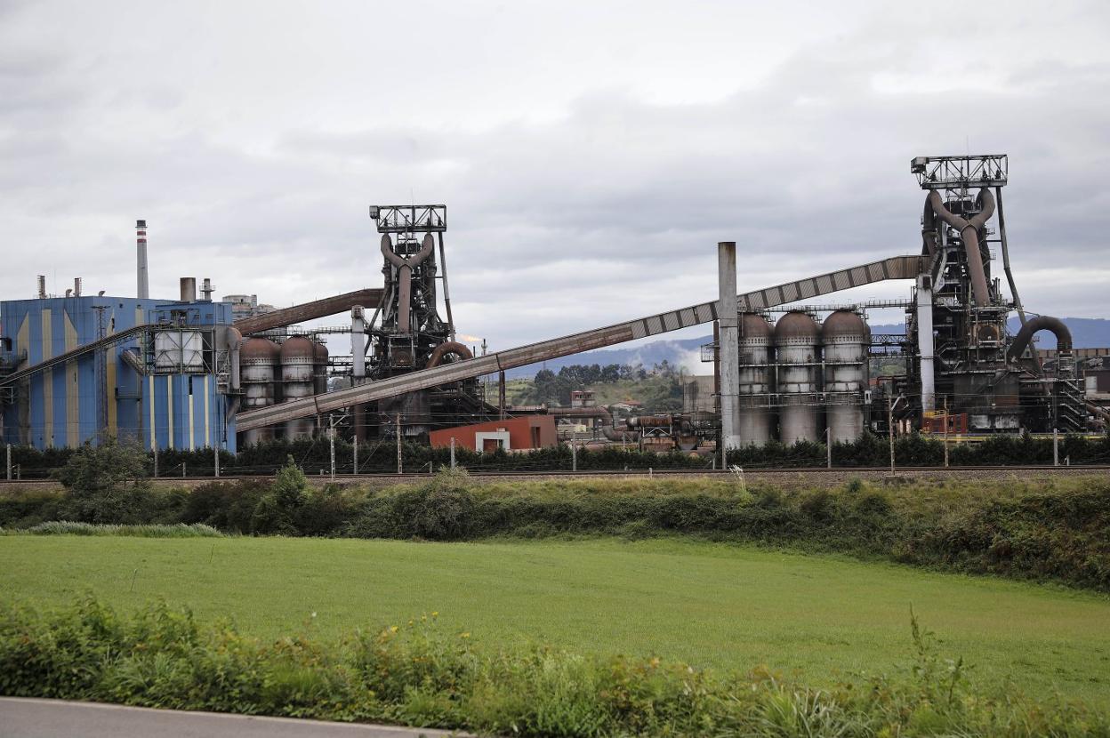 Los dos hornos altos de la planta gijonesa de Arcelor, la principal electrointensiva de la comunidad. 