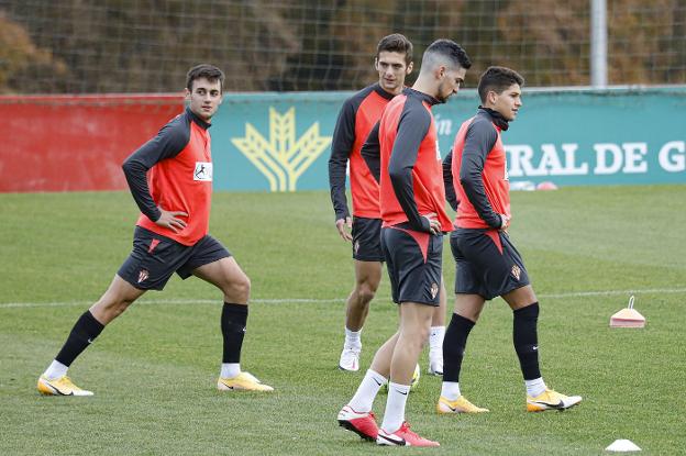 Pedro Díaz, a la izquierda de la imagen, realiza un estiramiento junto a Gragera, Borja y Berto en el inicio del entrenamiento de ayer en Mareo. 