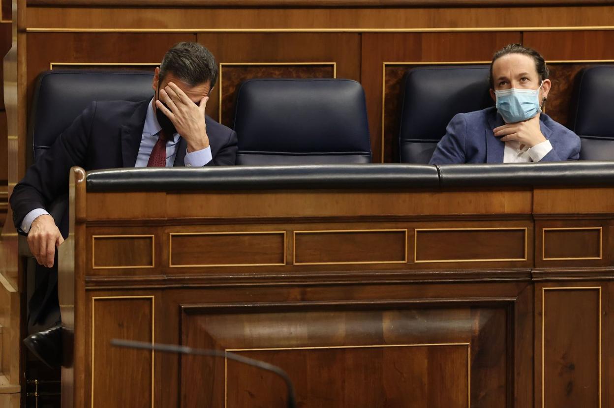 Sánchez e Iglesias, en un pleno reciente en el Congreso. 