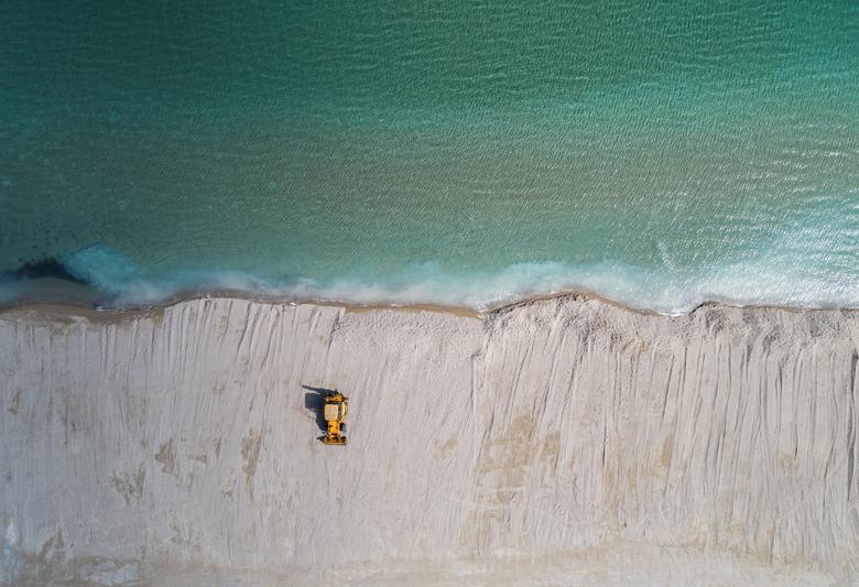 Croacia | Una excavadora en una playa de Omis, después de que el coronavirus llegase al país