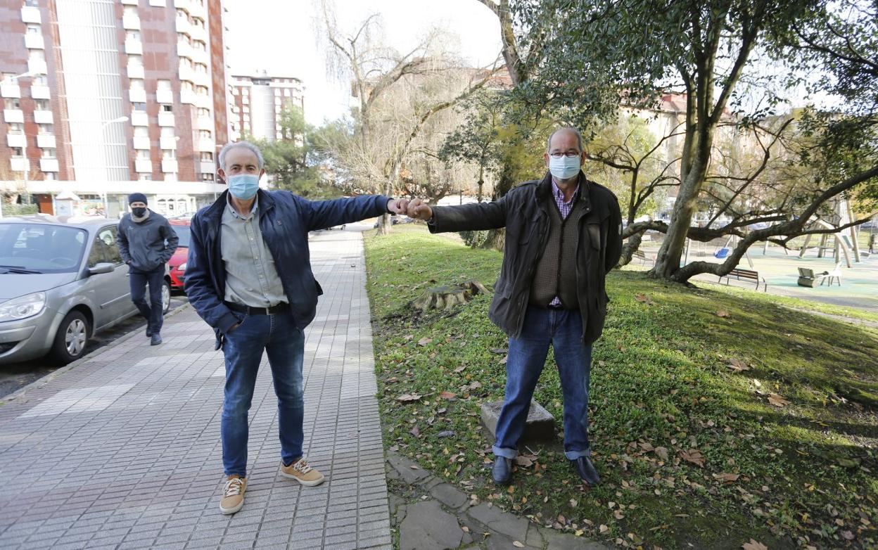 Los presidentes de las federaciones vecinales Manuel Cañete y Manuel González simbolizan la unión existente entre la zona urbana y la rural de Gijón. 