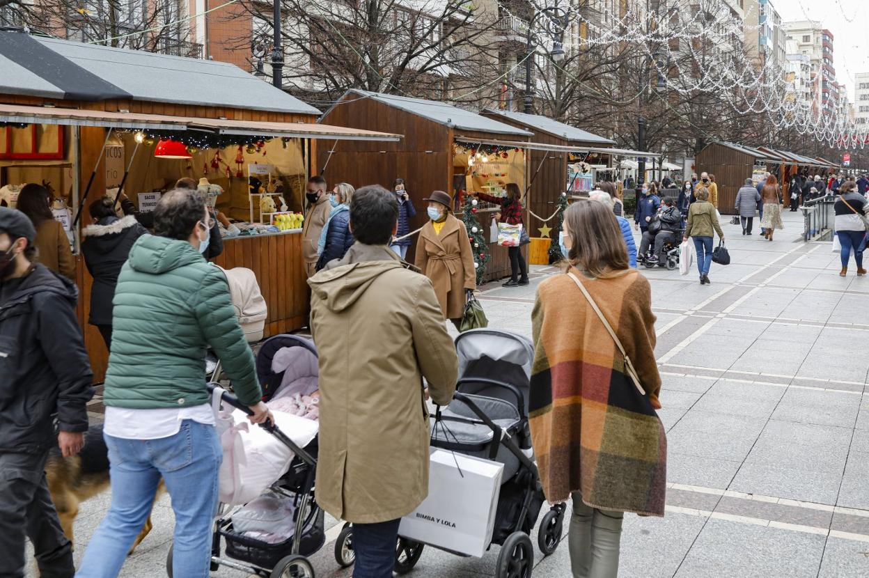 Ambiente navideño en el mercadillo instalado en el paseo de Begoña, este fin de semana. 