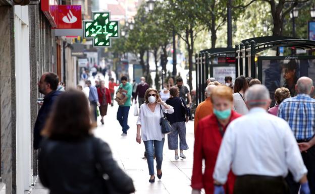 Varias personas caminan por una céntrica calle de Oviedo. 