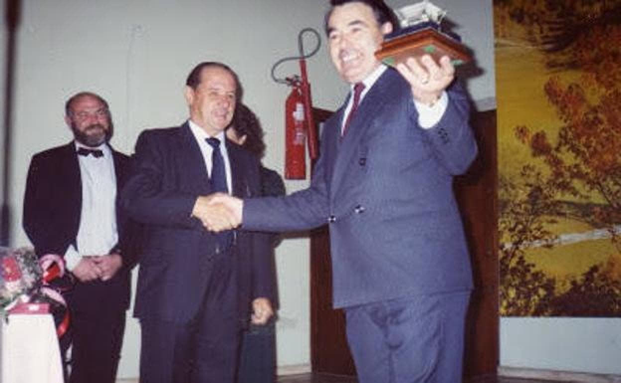 Andrés Cardeli recibe un reconocimiento del presidente de la Sociedad Clarín, Francisco Suárez, en una imagen de archivo.