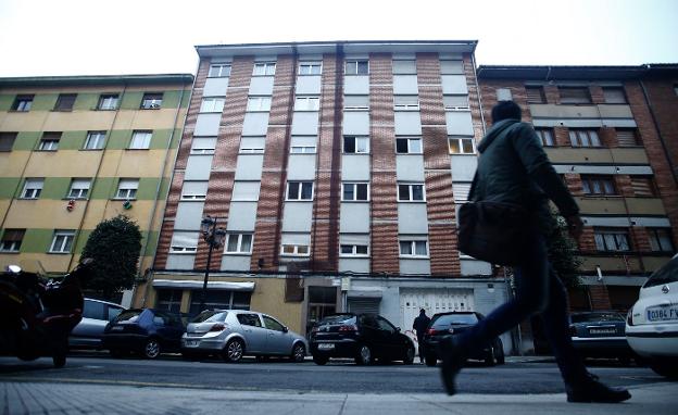 El edificio donde se produjo el crimen en la calle Maximiliano Arboleya.