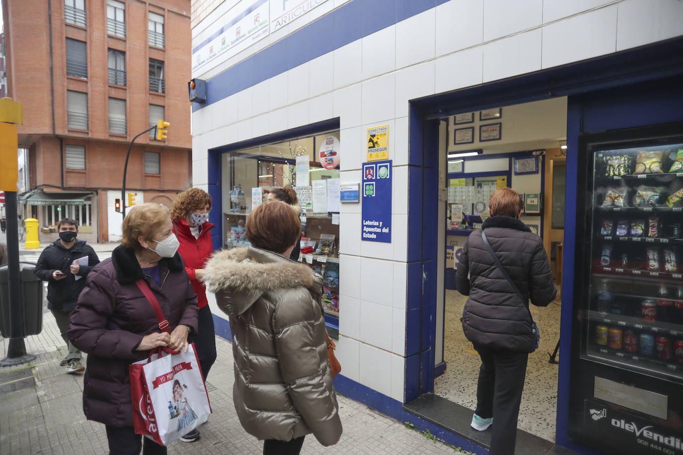 Asturias ha repartido en este Sorteo Extraordinario de la Lotería de Navidad de 2020 un total de 3.362.000 euros. La mayor parte de esta lluvia de millones ha recaído en Villaviciosa, donde 151 décimos del número 75981 (uno de los cuartos premios) han dejado 3.020.000 euros. Por otra parte, 57 boletos de varios quintos premios han repartido 342.000 euros en varios puntos de la región. 
