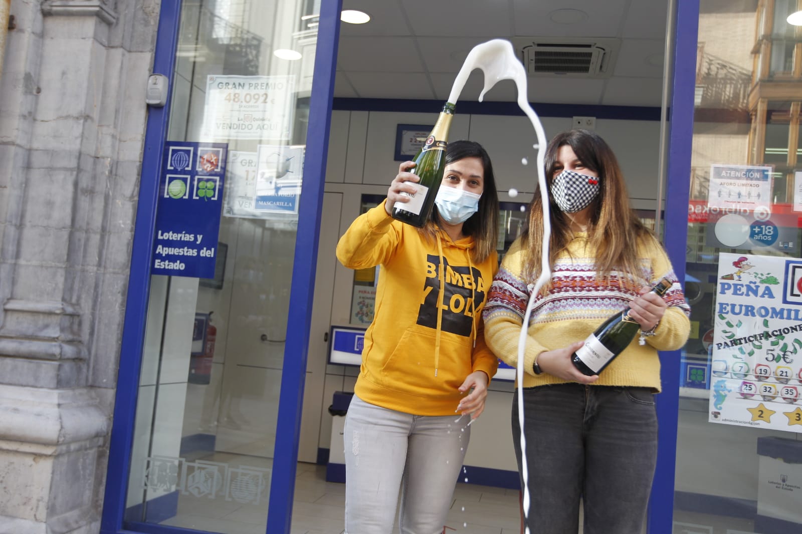 Asturias ha repartido en este Sorteo Extraordinario de la Lotería de Navidad de 2020 un total de 3.362.000 euros. La mayor parte de esta lluvia de millones ha recaído en Villaviciosa, donde 151 décimos del número 75981 (uno de los cuartos premios) han dejado 3.020.000 euros. Por otra parte, 57 boletos de varios quintos premios han repartido 342.000 euros en varios puntos de la región. 