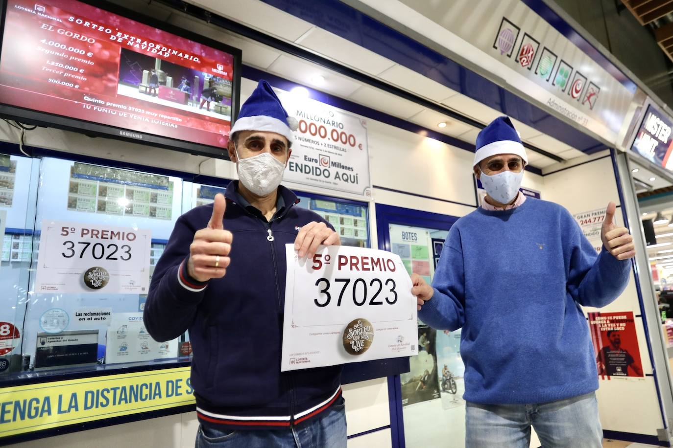 Asturias ha repartido en este Sorteo Extraordinario de la Lotería de Navidad de 2020 un total de 3.362.000 euros. La mayor parte de esta lluvia de millones ha recaído en Villaviciosa, donde 151 décimos del número 75981 (uno de los cuartos premios) han dejado 3.020.000 euros. Por otra parte, 57 boletos de varios quintos premios han repartido 342.000 euros en varios puntos de la región. 