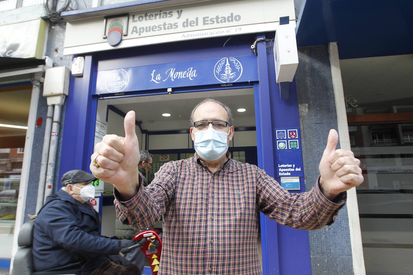 Asturias ha repartido en este Sorteo Extraordinario de la Lotería de Navidad de 2020 un total de 3.362.000 euros. La mayor parte de esta lluvia de millones ha recaído en Villaviciosa, donde 151 décimos del número 75981 (uno de los cuartos premios) han dejado 3.020.000 euros. Por otra parte, 57 boletos de varios quintos premios han repartido 342.000 euros en varios puntos de la región. 