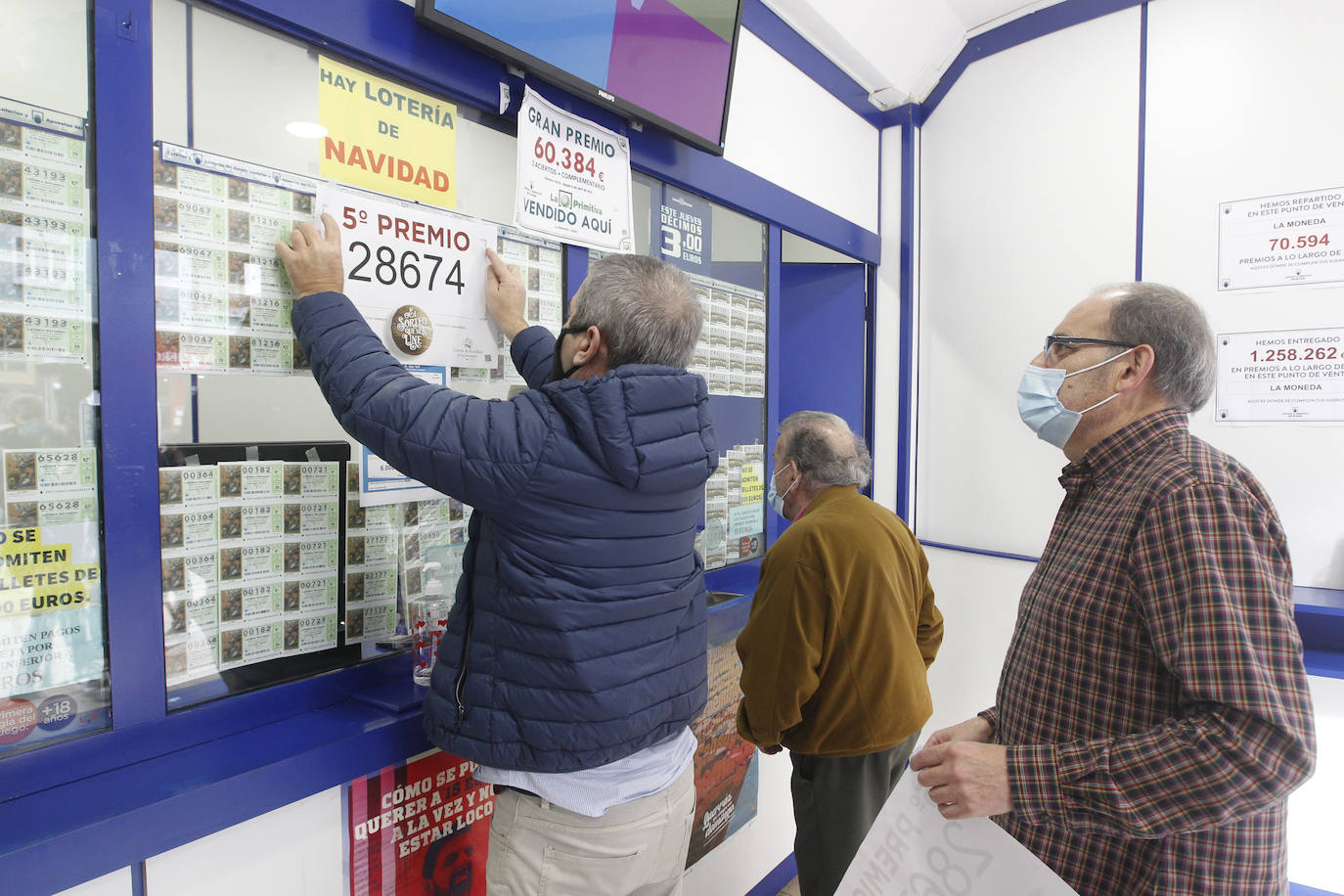 Asturias ha repartido en este Sorteo Extraordinario de la Lotería de Navidad de 2020 un total de 3.362.000 euros. La mayor parte de esta lluvia de millones ha recaído en Villaviciosa, donde 151 décimos del número 75981 (uno de los cuartos premios) han dejado 3.020.000 euros. Por otra parte, 57 boletos de varios quintos premios han repartido 342.000 euros en varios puntos de la región. 