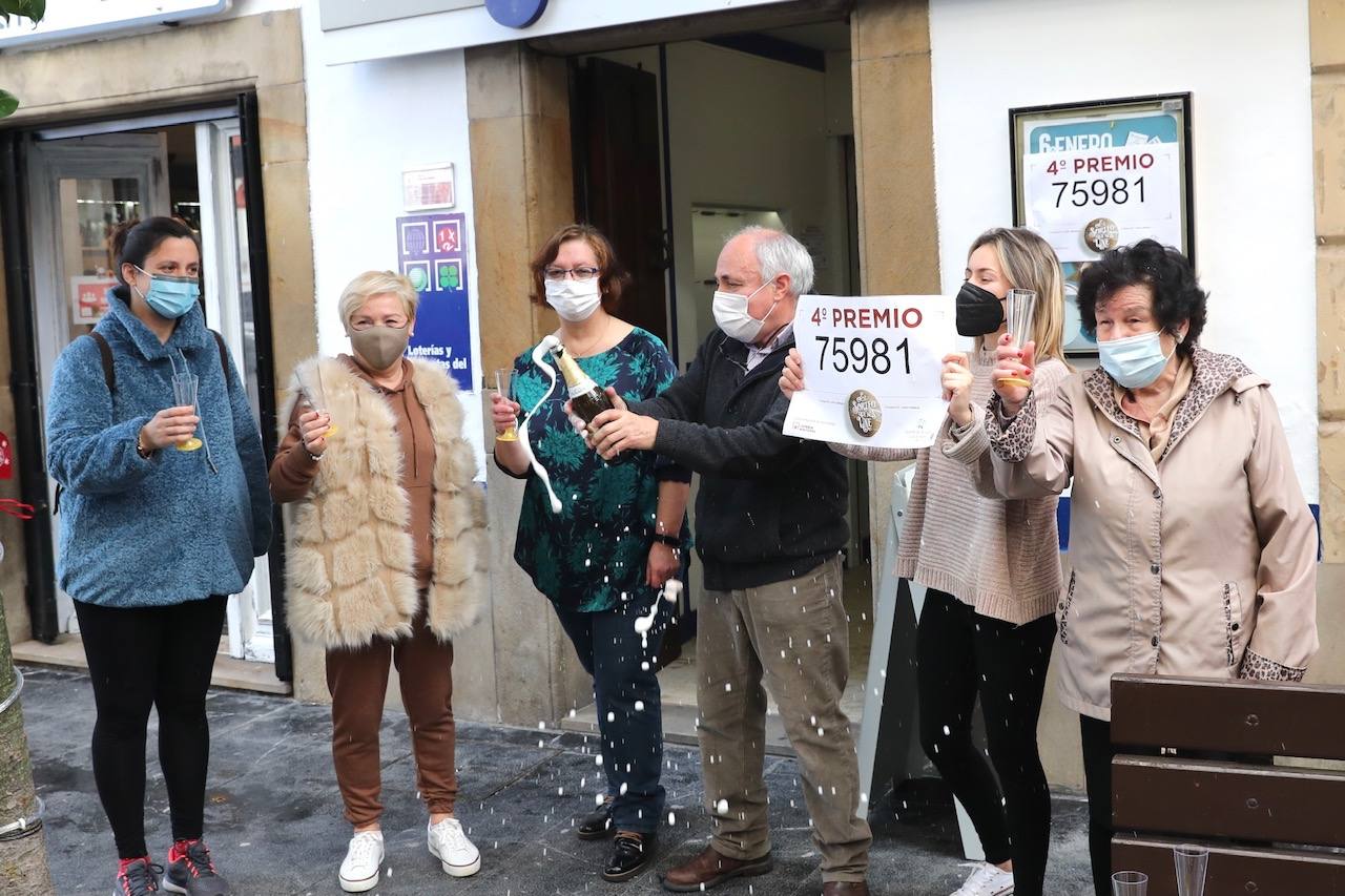 El número 75981, dotado con el cuarto premio de la Lotería de Navidad, ha repartido 3.020.000 euros en Villaviciosa, donde se vendieron 151 décimos. 