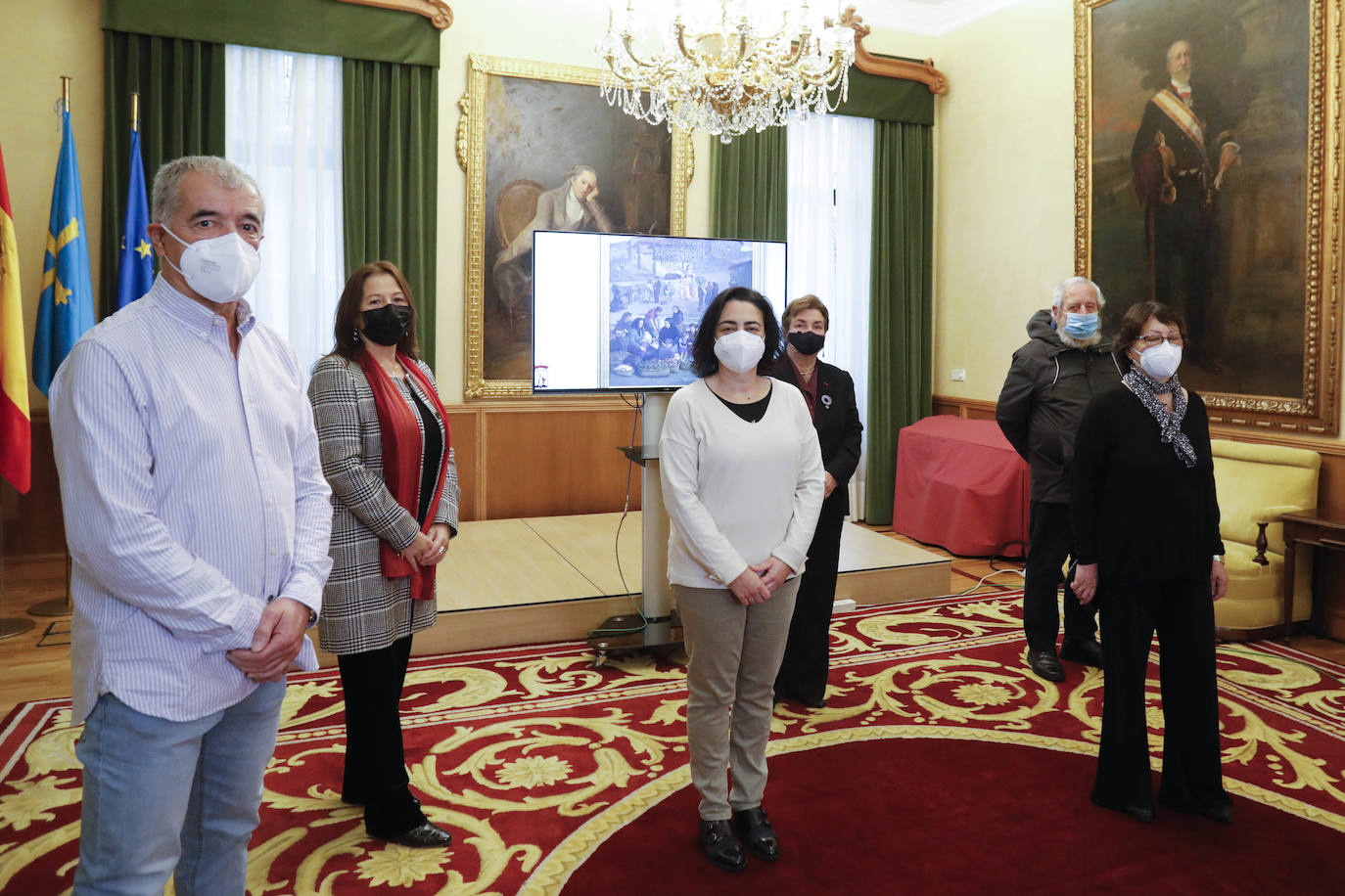 Casi seis meses después de la fecha en la que debería haberse celebrado la gala de entrega en el Teatro Jovellanos, cancelada como todo por la covid, el Pleno aprobó la concesión de los honores y distinciones de la ciudad correspondientes a 2020 en una sesión atípica