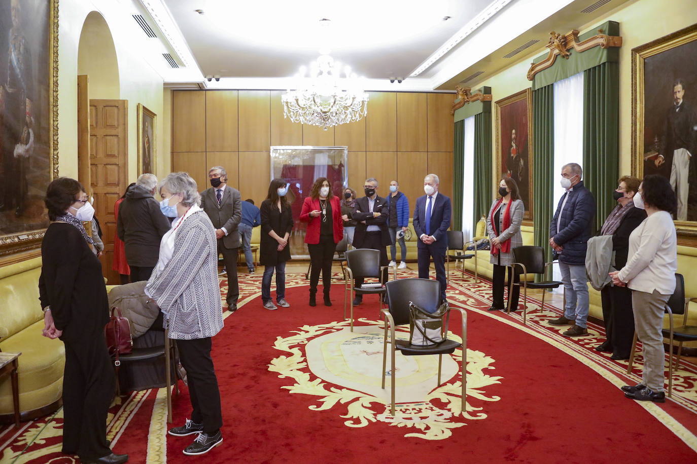 Casi seis meses después de la fecha en la que debería haberse celebrado la gala de entrega en el Teatro Jovellanos, cancelada como todo por la covid, el Pleno aprobó la concesión de los honores y distinciones de la ciudad correspondientes a 2020 en una sesión atípica