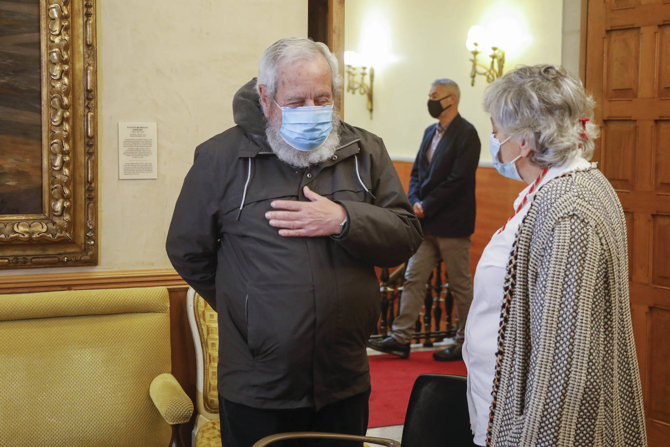 Casi seis meses después de la fecha en la que debería haberse celebrado la gala de entrega en el Teatro Jovellanos, cancelada como todo por la covid, el Pleno aprobó la concesión de los honores y distinciones de la ciudad correspondientes a 2020 en una sesión atípica