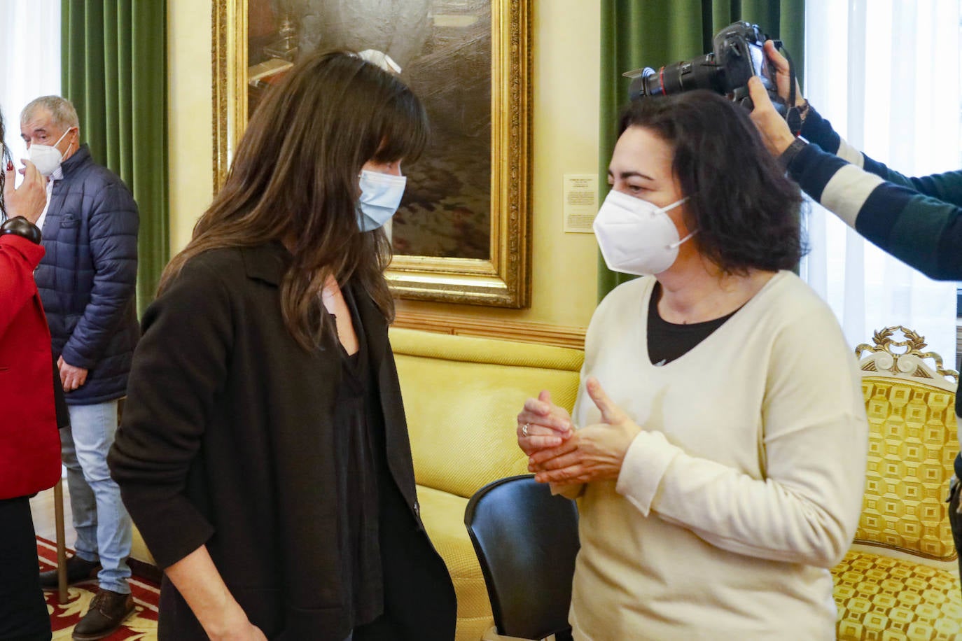 Casi seis meses después de la fecha en la que debería haberse celebrado la gala de entrega en el Teatro Jovellanos, cancelada como todo por la covid, el Pleno aprobó la concesión de los honores y distinciones de la ciudad correspondientes a 2020 en una sesión atípica